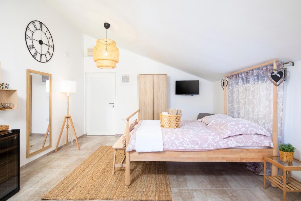 Apartments And Rooms Jakic Medulin Exterior foto