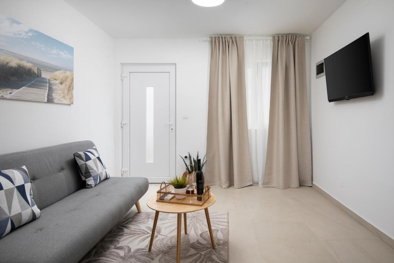 Apartments And Rooms Jakic Medulin Exterior foto