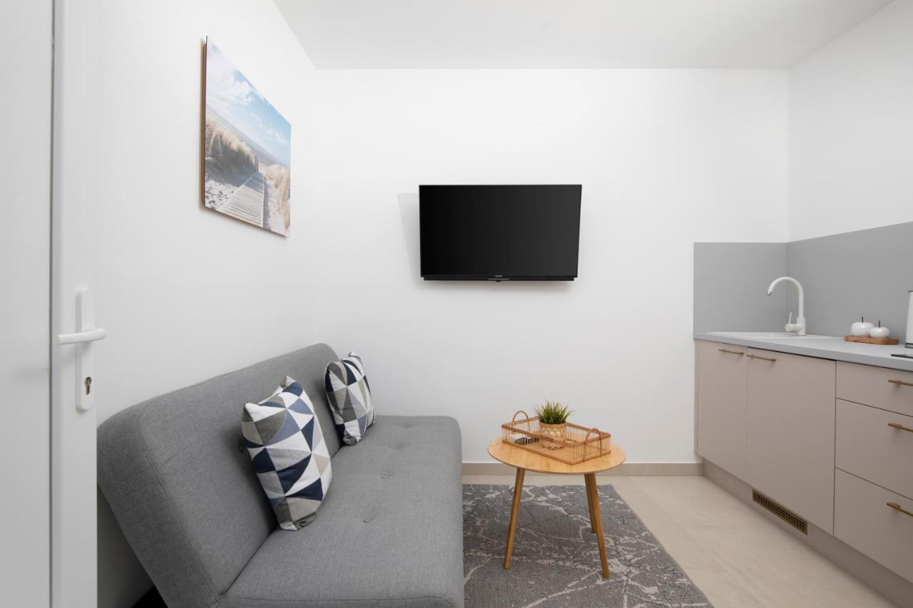 Apartments And Rooms Jakic Medulin Exterior foto