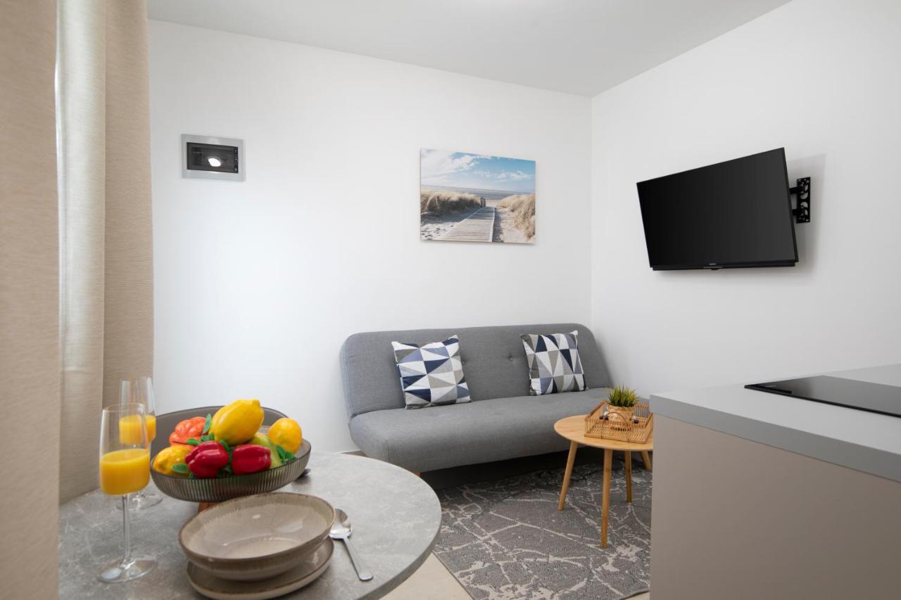 Apartments And Rooms Jakic Medulin Exterior foto